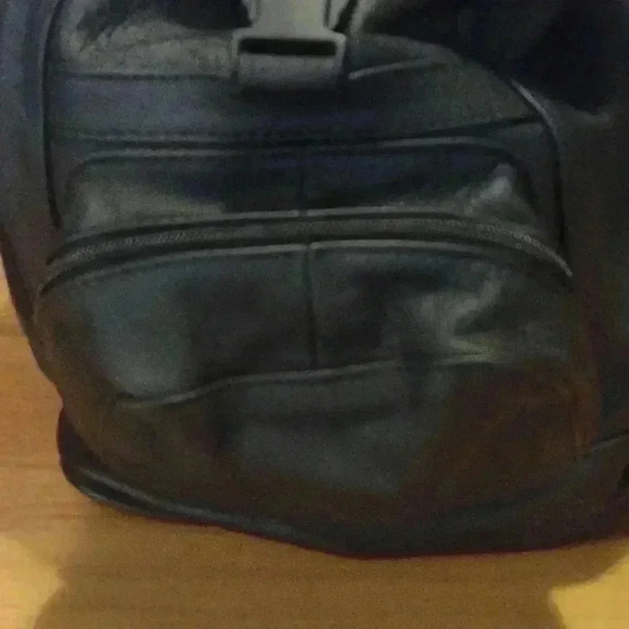 Black leather backpack 2 zippered‎ pockets outside 1 inside 100% leather medium - Picture 2 of 9